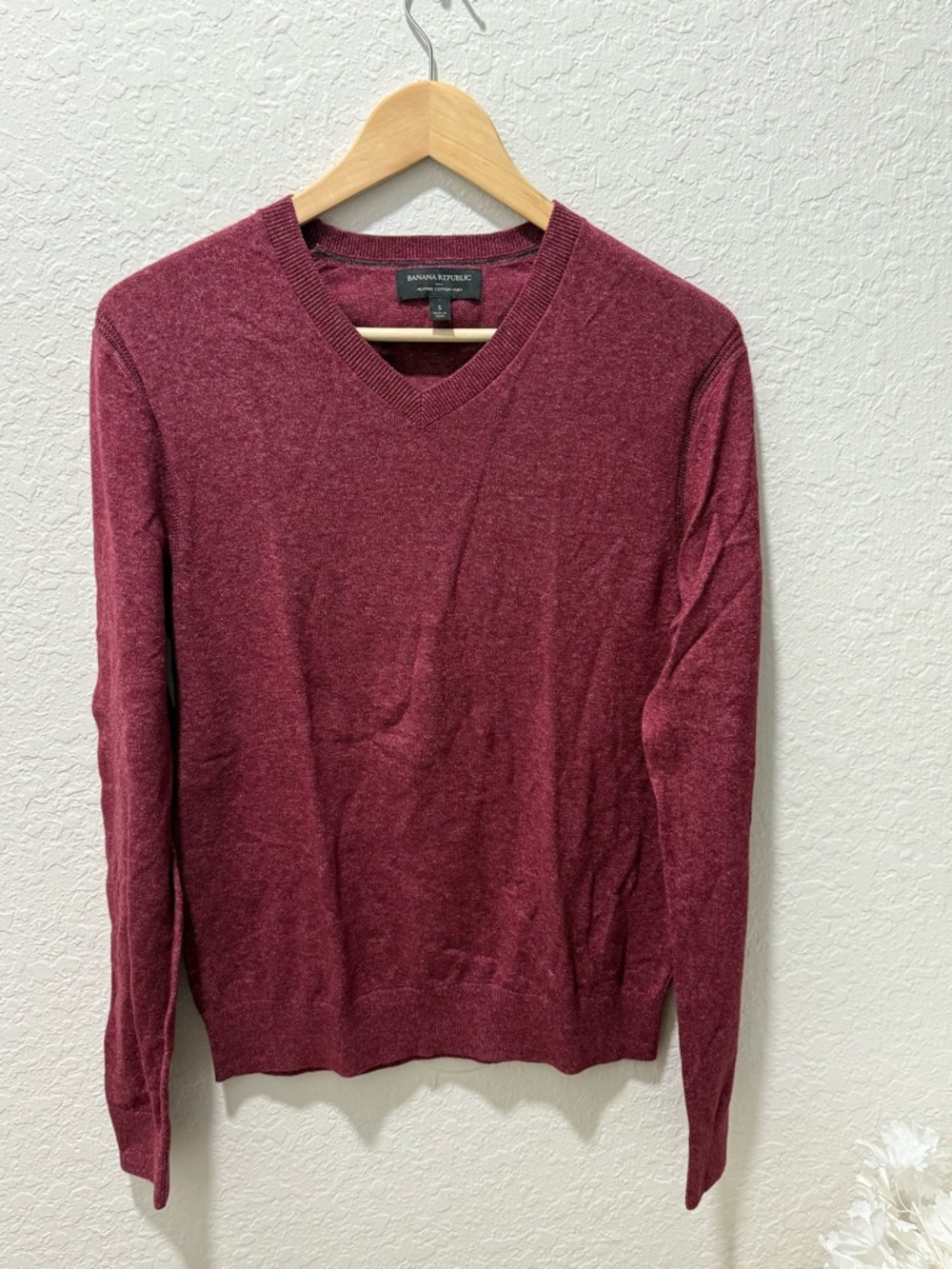 Banana Republic Men's V-Neck Sweater - Wine
